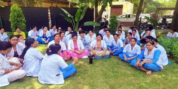 गुरुग्राम: नर्सिंग ऑफिसर्स ने दो घंटे की हड़ताल कर महिला आयोग अध्यक्ष का मांगा इस्तीफा