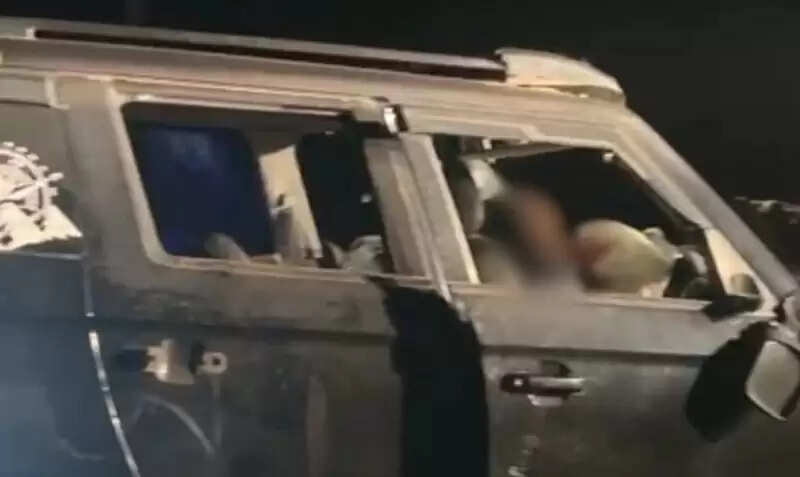 विदिशाः तेज रफ्तार कार सड़क किनारे खड़े डंपर से टकराई, तीन युवकों की मौत और तीन घायल