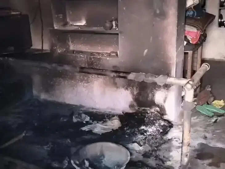 धुएं से दम घुटने से बुजुर्ग की मौत, खाट भी जली