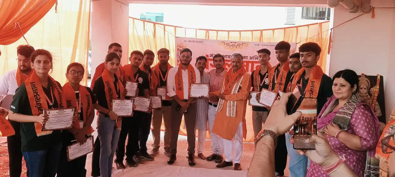 बड़ा मंगल भंडारे में किया गया मेधावी छात्रों का अभिनंदन