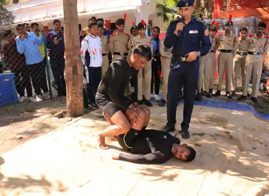 झाबुआ: जल आपदा प्रबंधन को लेकर एनडीआरएफ एवं एसडीईआरएफ का बहादुर सागर तालाब पर वाटर फ्लड रेस्क्यू डेमोंस्ट्रेशन