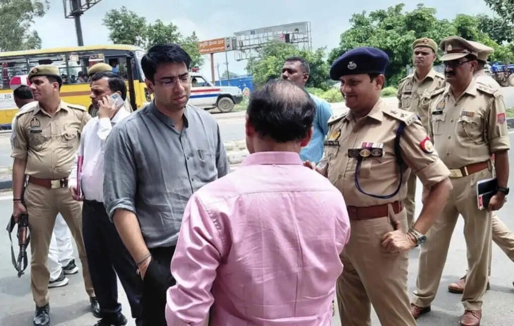 कांवड़ यात्रा के मद्देनजर डीएम व एसपी ने अलीगढ़-आगरा राष्ट्रीय राजमार्ग का किया स्थलीय निरीक्षण