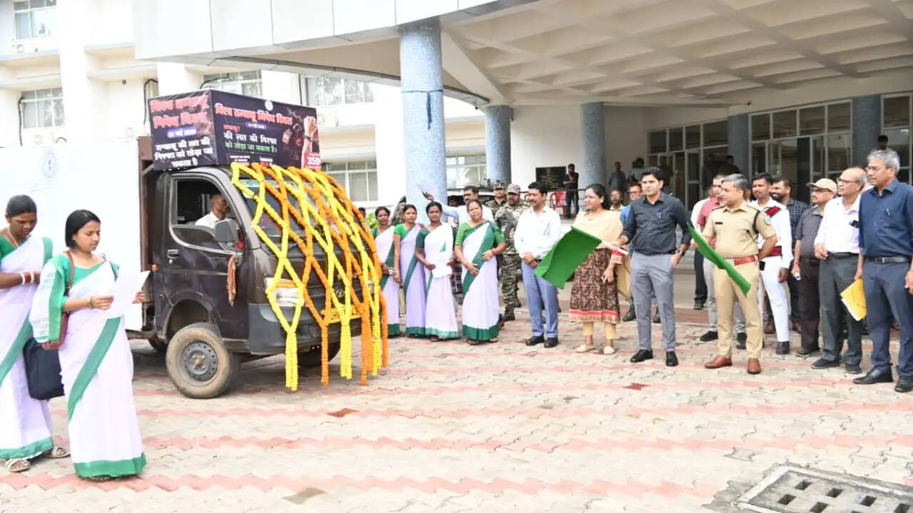 लोहरदगा के उपायुक्त ने 'विश्व तंबाकू निषेध दिवस' पर जागरूकता रथ को दिखाई हरी झंडी, नशामुक्त समाज का किया आह्वान