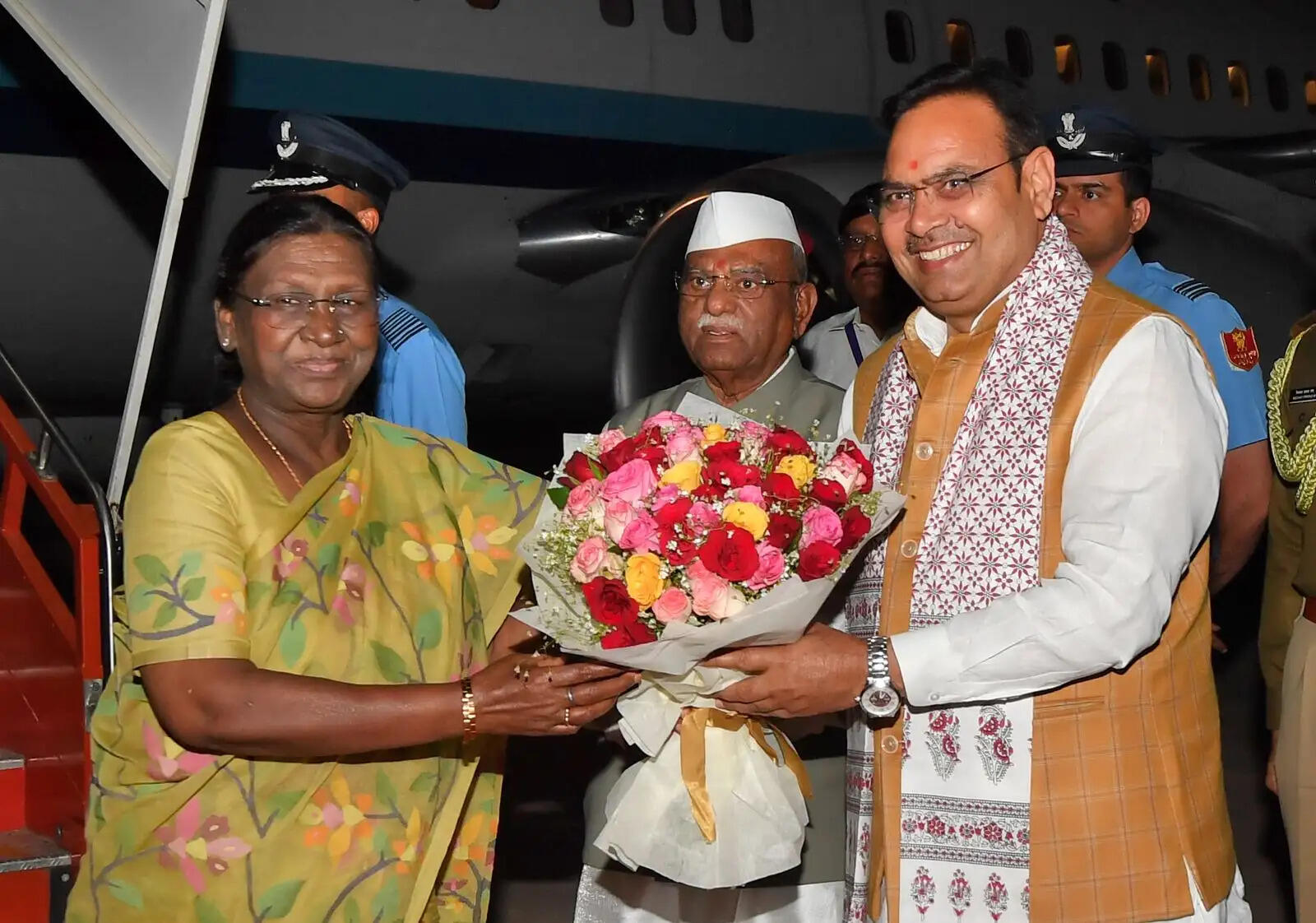 राष्ट्रपति&nbsp;द्रौपदी मुर्मु जैसलमेर पहुंचीं, राज्यपाल एवं मुख्यमंत्री&nbsp;ने&nbsp;किया स्वागत