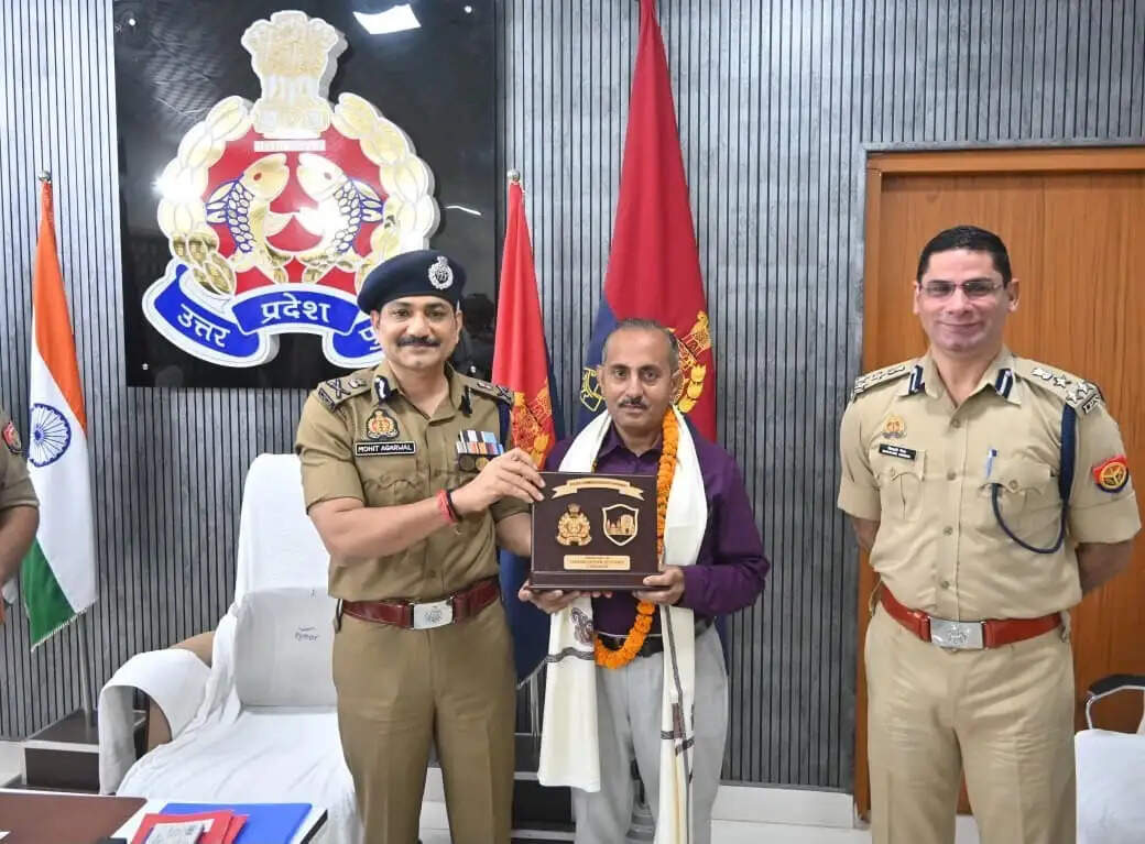 पुलिस कमिश्नर ने 04 उप निरीक्षक व 04 अन्य कर्मचारियों को सेवानिवृत्त होने पर दी भावभीनी विदाई