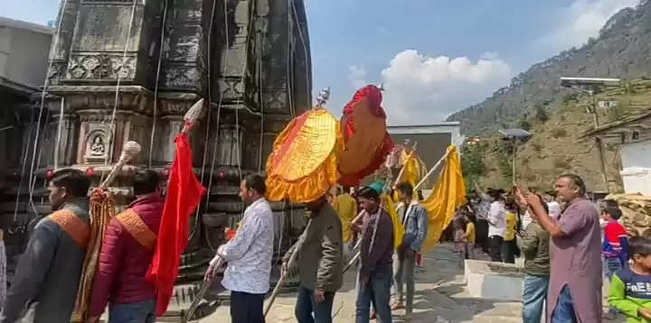 विग्रह डोली ने ओंकारेश्वर मंदिर में की परिक्रमा