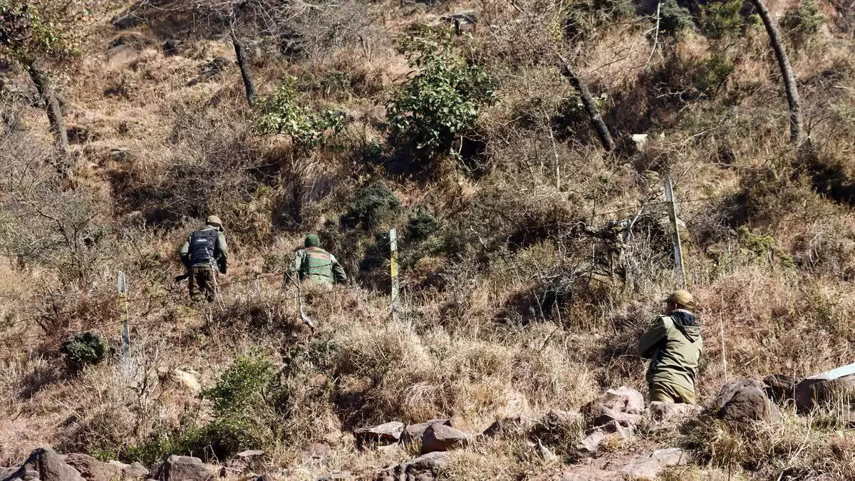 सुरनकोट के सानी वन क्षेत्र में संदिग्ध आईईडी जैसी सामग्री बरामद, बम निरोधक दस्ता बुलाया गया