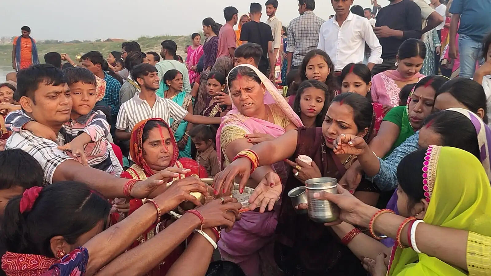 छठ व्रतियों ने अस्ताचलगामी सूर्य को दिया अर्घ्य