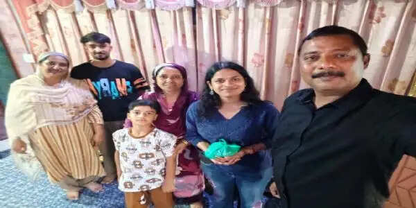 भरोसे की शिकारा यात्रा-डल झील से उठी इंसानियत की सबसे सच्ची तस्वीर