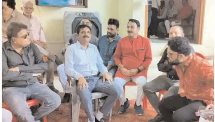 सतनाः ग्रामीण सड़क प्राधिकरण के महाप्रबंधक के खिलाफ ठेकेदारों के धरने को मिला राजनीतिक समर्थन