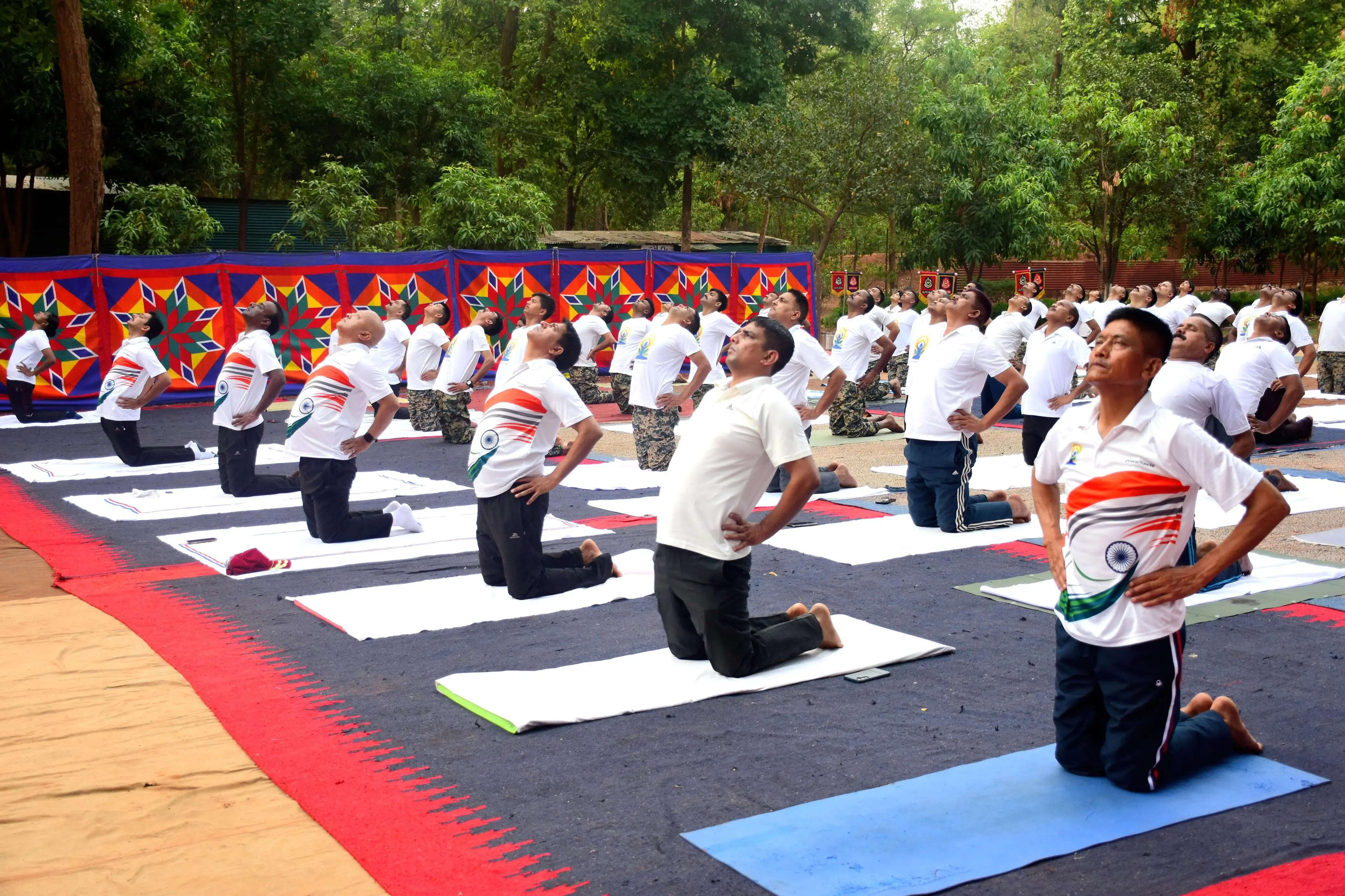 सीमा सुरक्षा बल के अधिकारियों व जवानों ने किया सामूहिक योगाभ्यास