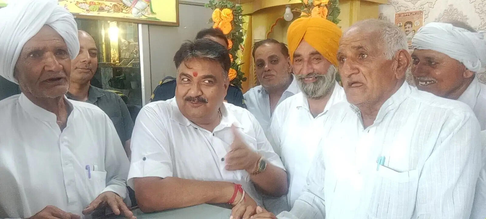 जींद :लिव इन रिलेशन कानूनाें की बदलने की मांग पर खापाें ने डिप्टी स्पीकर को सौंपा ज्ञापन
