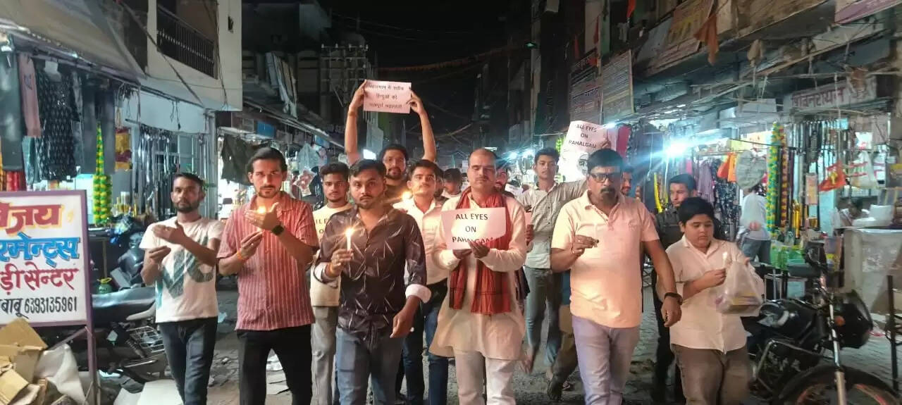 कैण्डल मार्च निकाल कर दी शहीदों को श्रृद्धांजलि