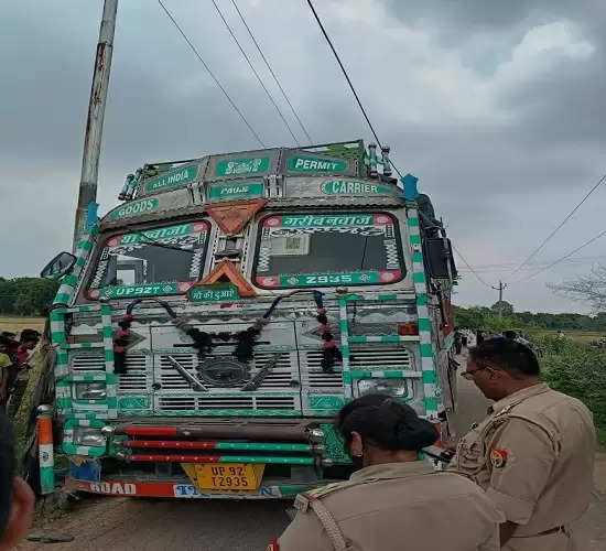 ट्रक पर टूट कर गिरा हाईटेंशन तार, चालक की मौत