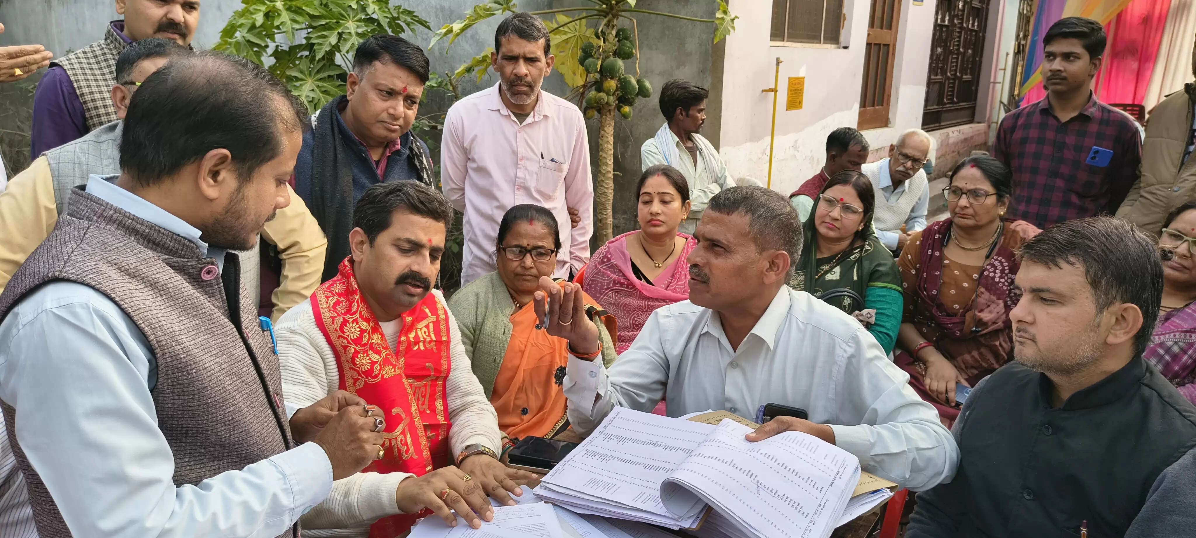 एमएलसी ने चलाया कुंडी खटखटाओ अभियान, एसआईआर के लिए मतदाताओं को किया जागरूक