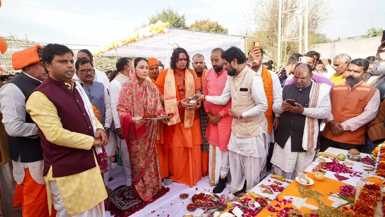 दिव्य श्रीराम कथा व 1008 कुंडीय श्री हनुमान महायज्ञ का भूमि पूजन