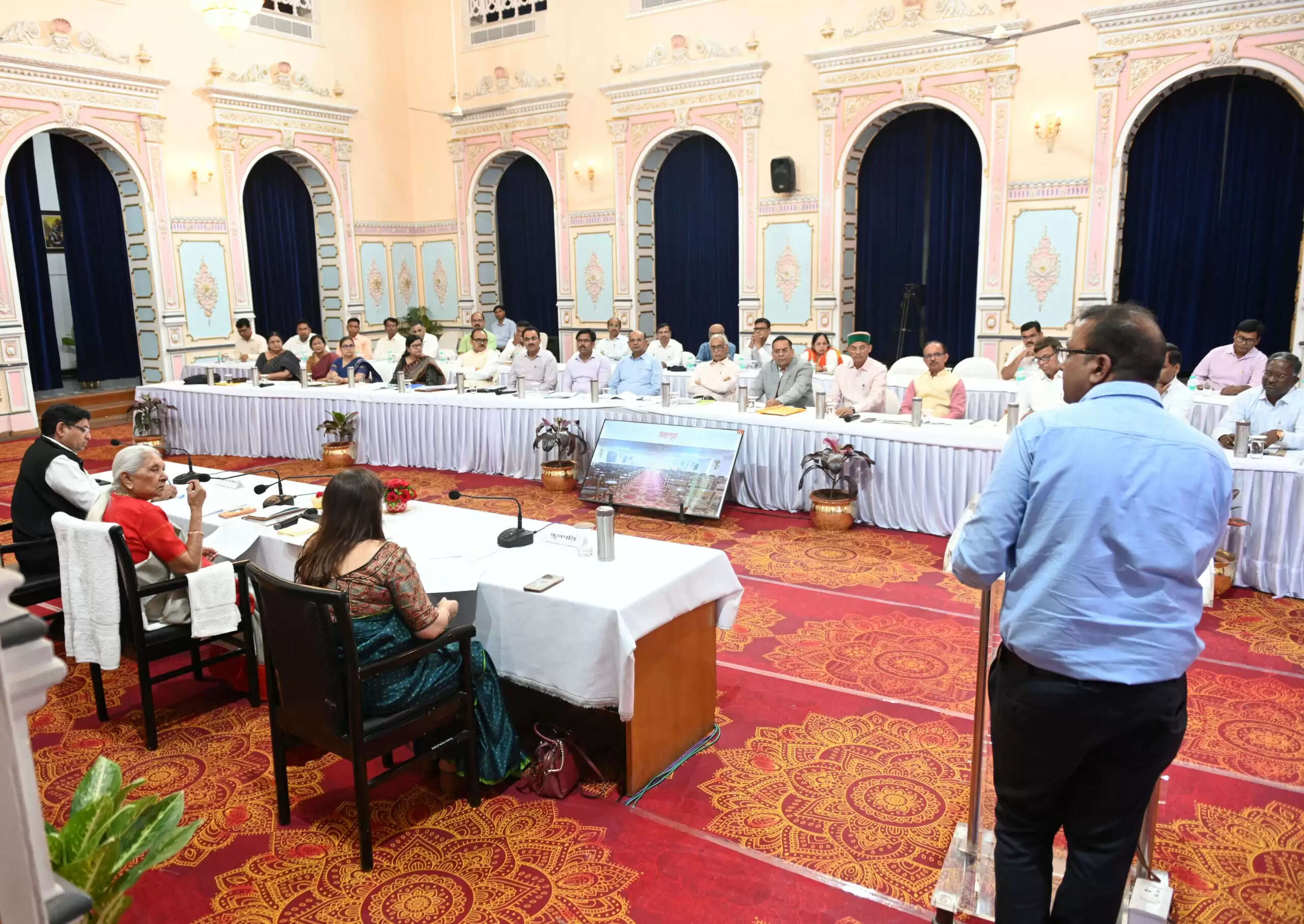 कुलाधिपति के समक्ष महाविद्यालयों का प्रस्तुतीकरण, गुणवत्तापूर्ण व रोजगारपरक शिक्षा पर जोर