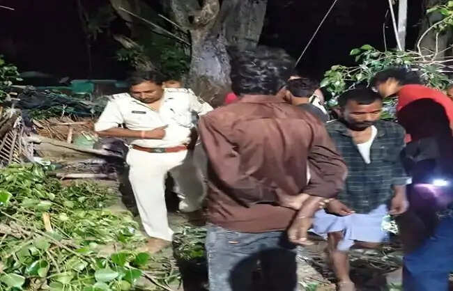 सीतामढ़ी में तूफ़ान और बारिश से तबाही: मिट्टी के घर पर पीपल का पेड़ गिरने से माँ और चार बच्चों की मौत