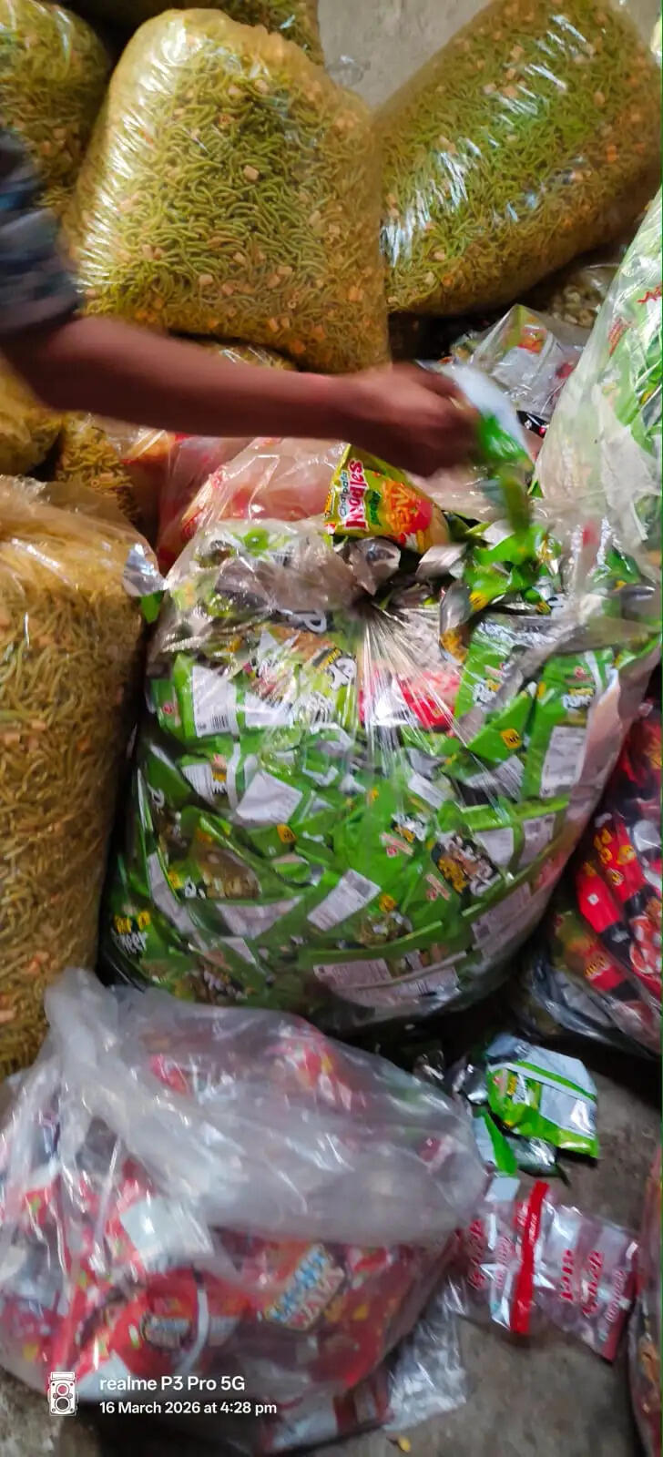 विवेक वैद्य के नकली स्नैक्स फैक्ट्री का भंडाफोड़, भारी मात्रा में फर्जी ‘पालक पनीर’ जब्त