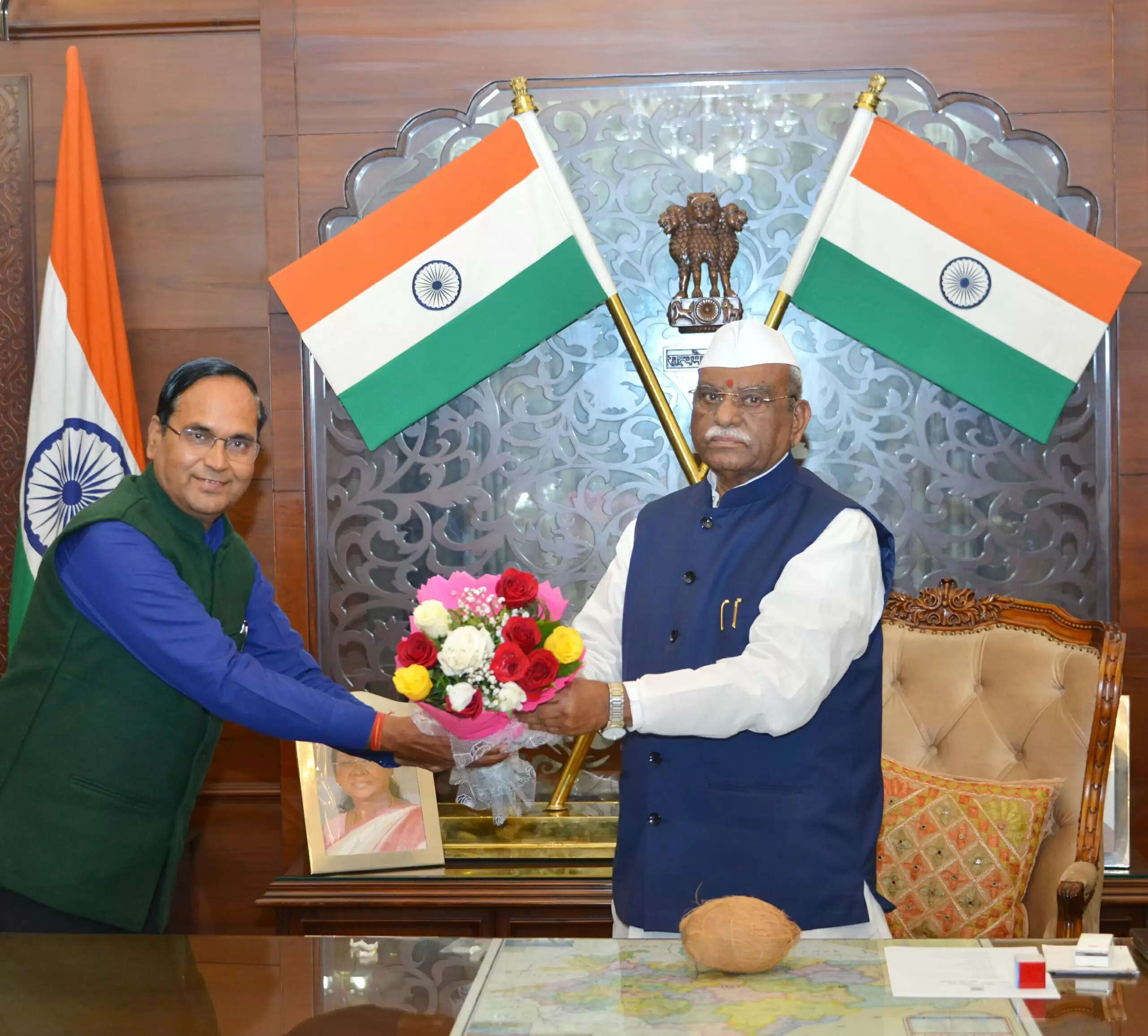 राज्यपाल से नव नियुक्त कुलगुरु डॉ. राजेंद्र बाबू दुबे ने की शिष्टाचार भेंट