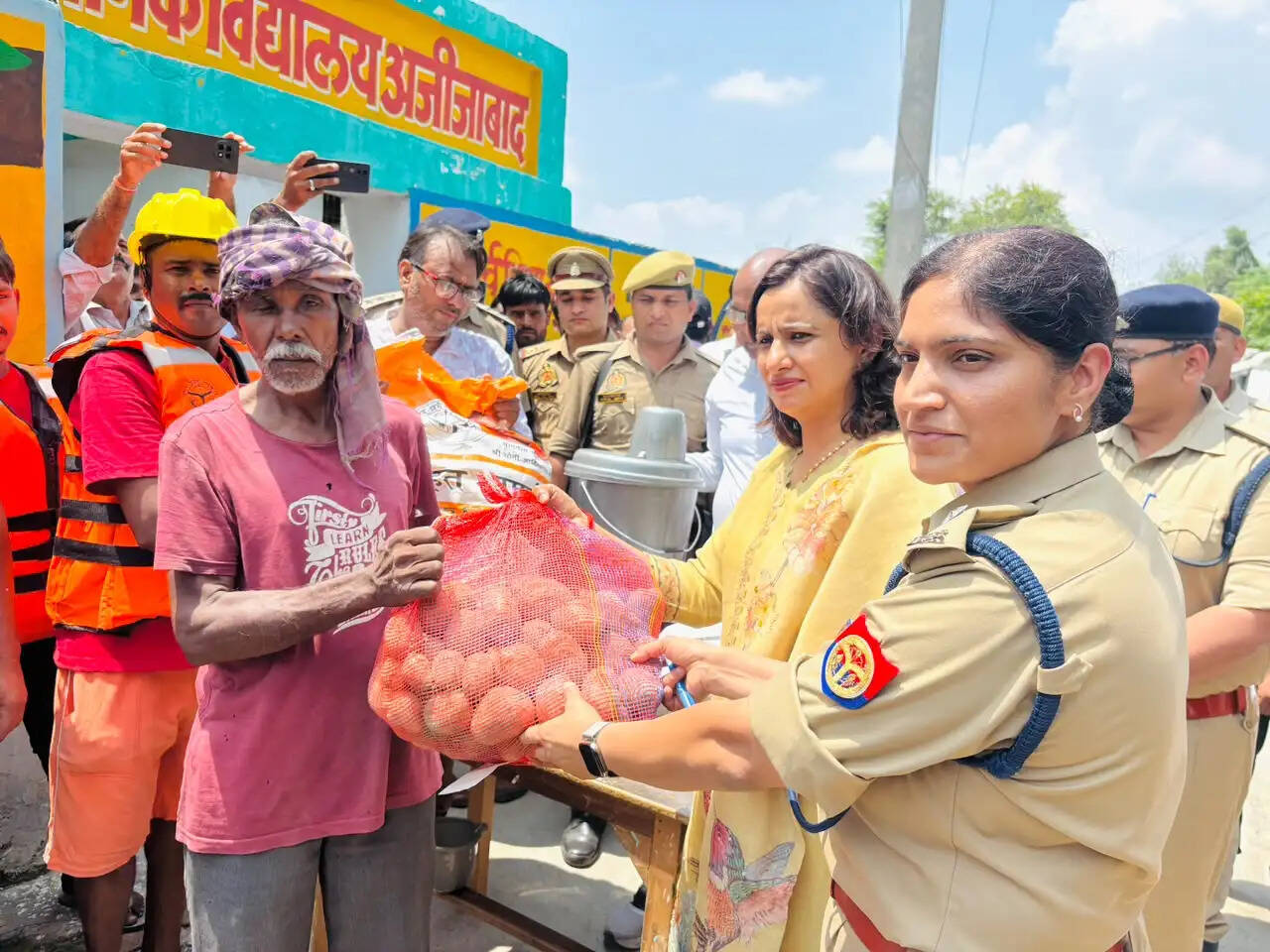 उफनाई गंगा नदी से जलमग्न हुए गांवों का डीएम ,एसपी ने लिया जायजा