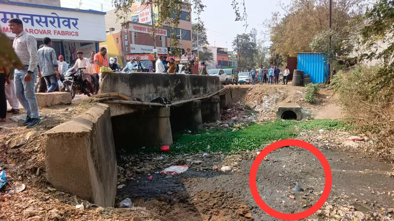 धमतरी : आंबेडकर चौक पर बड़ा हादसा टला: कार से बचने के प्रयास में बाइक सवार नाले में गिरा