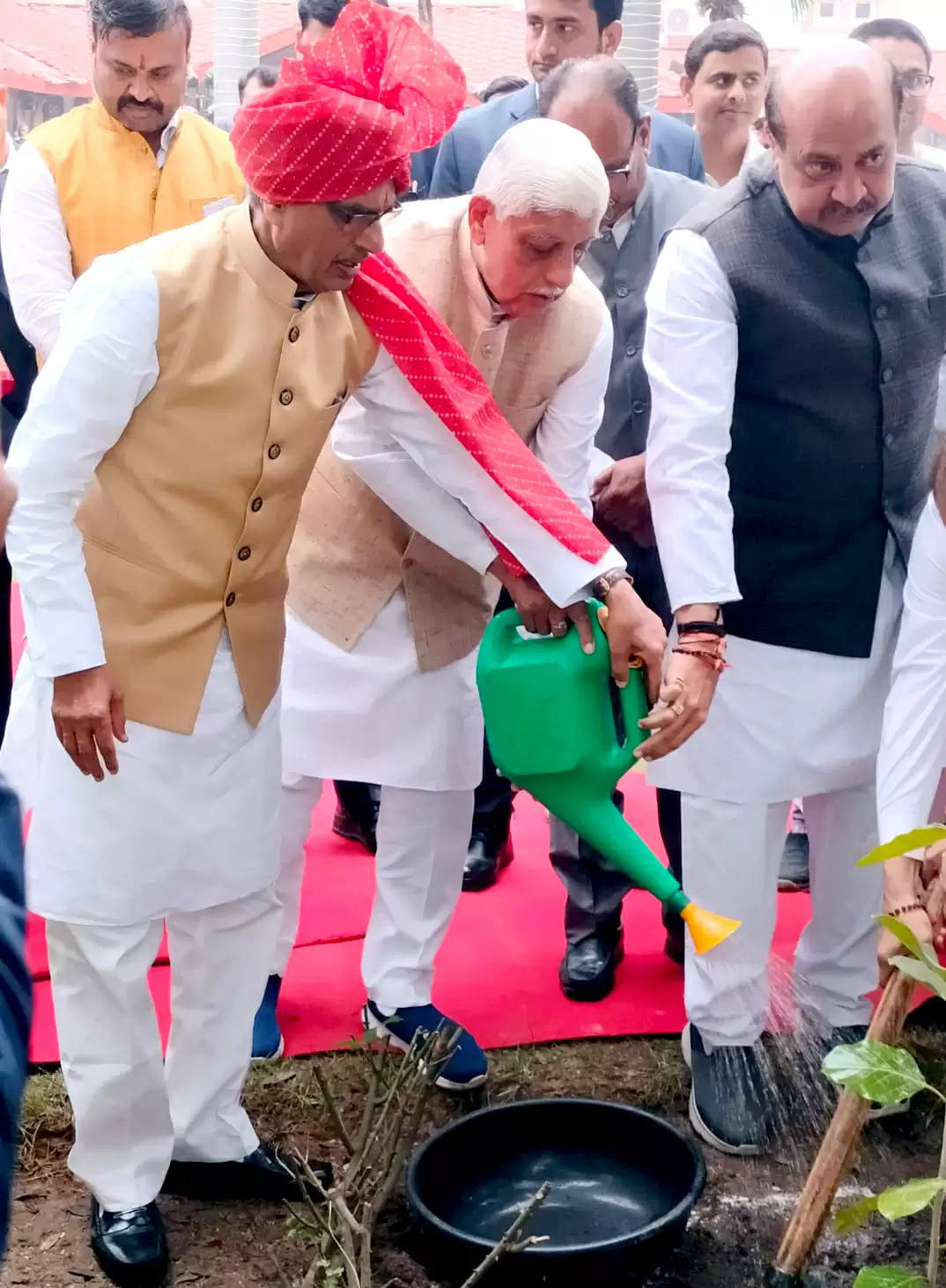 मप्रः मुख्यमंत्री ने जनप्रतिनिधियों के साथ जबलपुर में लगाया रूद्राक्ष का पौधा