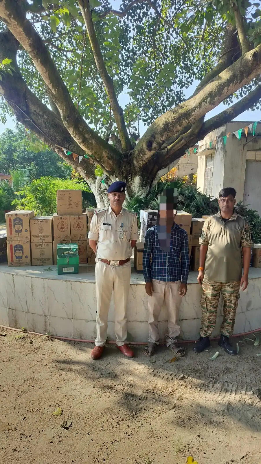 किशनगंज में शराब तस्करी का भंडाफोड़, 438 लीटर विदेशी शराब के साथ तस्कर गिरफ्तार