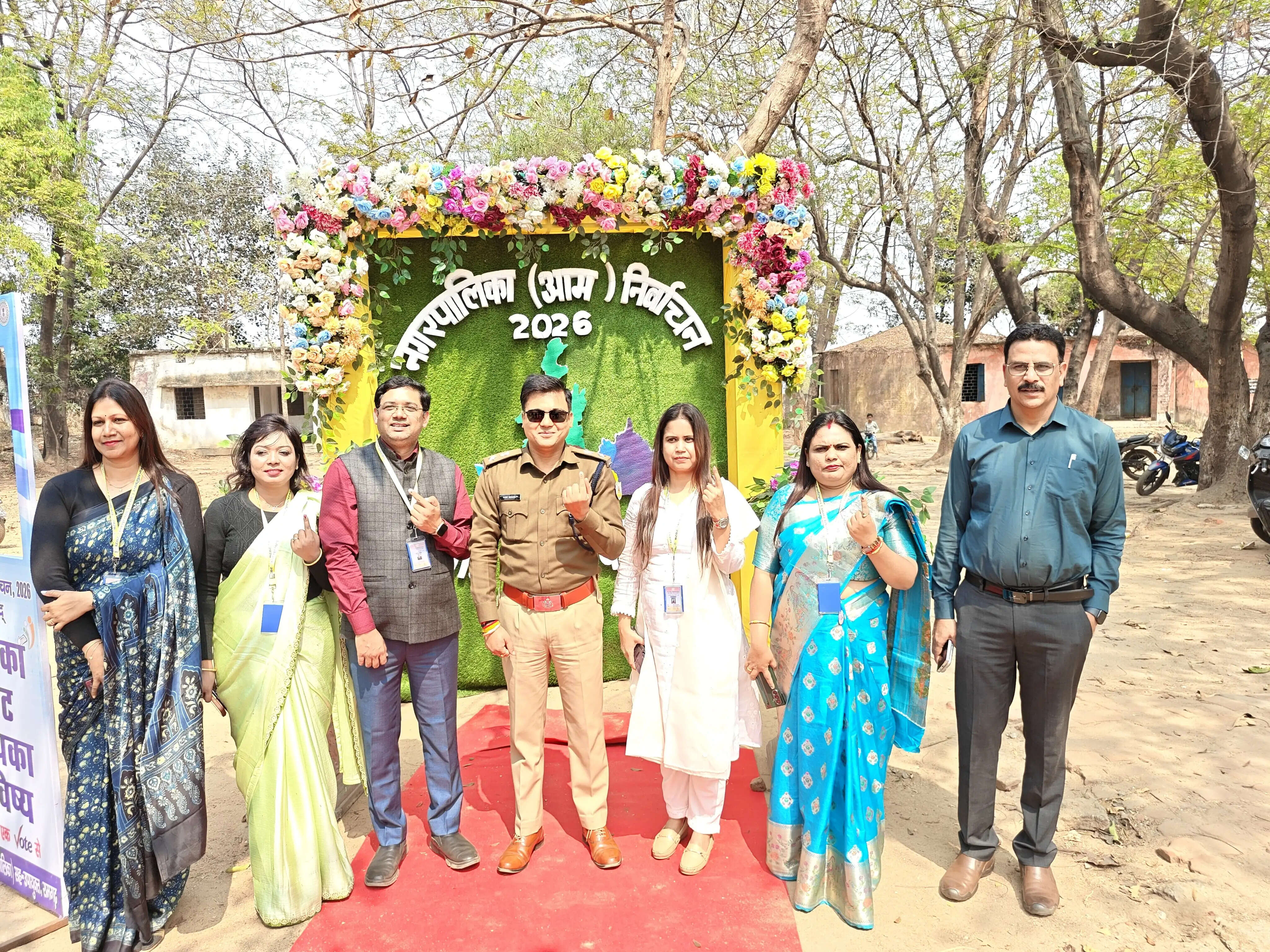 रामगढ़ में एसपी अजय कुमार सहित अन्य अधिकारियों ने किया मतदान