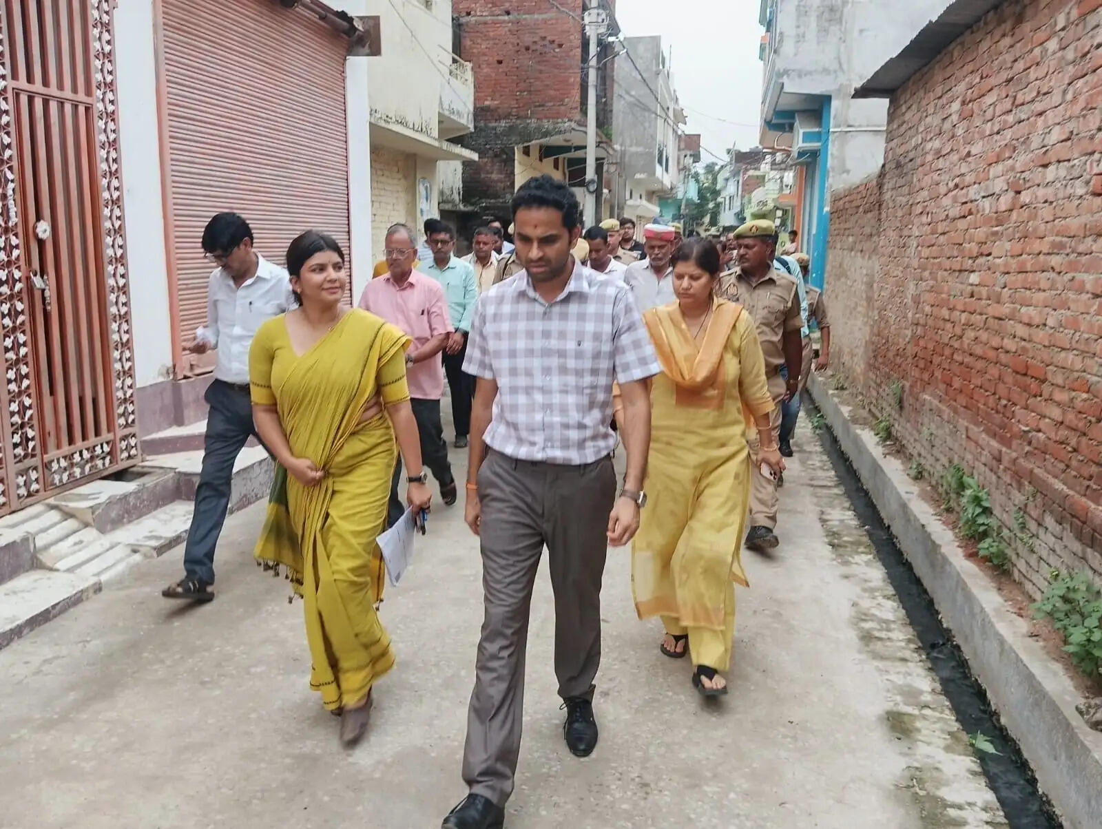 आईजीआरएस शिकायतों की हकीकत जानने गांव पहुंचे जिलाधिकारी, मौके पर कराई जांच