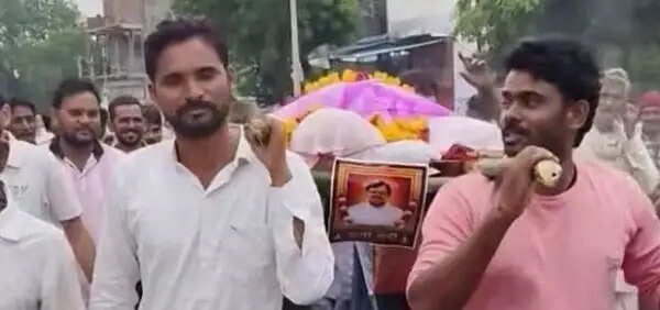 अघोषित बिजली कटौती के विरोध में ग्रामीणों ने ऊर्जा मंत्री की प्रतीकात्मक अर्थी निकालकर किया प्रदर्शन