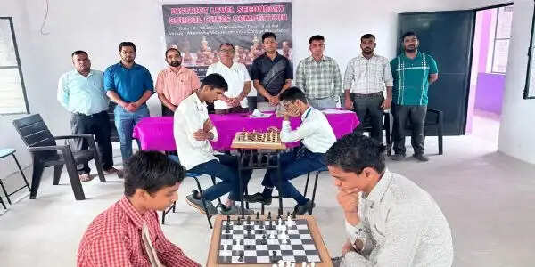 जिला स्तरीय माध्यमिक विद्यालयीय शतरंज प्रतियोगिता बालक वर्ग में खिलाड़ियों ने दिया हुनर का परिचय