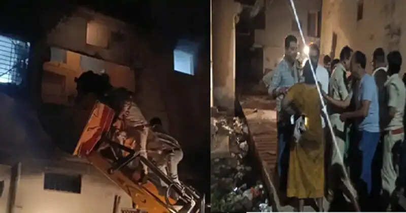 विदिशा में ईवी शोरूम में भीषण आग से 35 गाड़ियां हुईं खाक, ऊपर फंसे दो परिवारों का जेसीबी से किया रेस्क्यू
