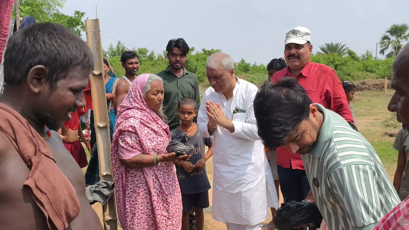 बाढ़ पीड़ितों के बीच पहुंचे कांग्रेस राष्ट्रीय प्रवक्ता ज्योति कुमार सिंह, सरकार से की 10 हजार करोड़ के राहत पैकेज और राष्ट्रीय आपदा घोषित करने की मांग