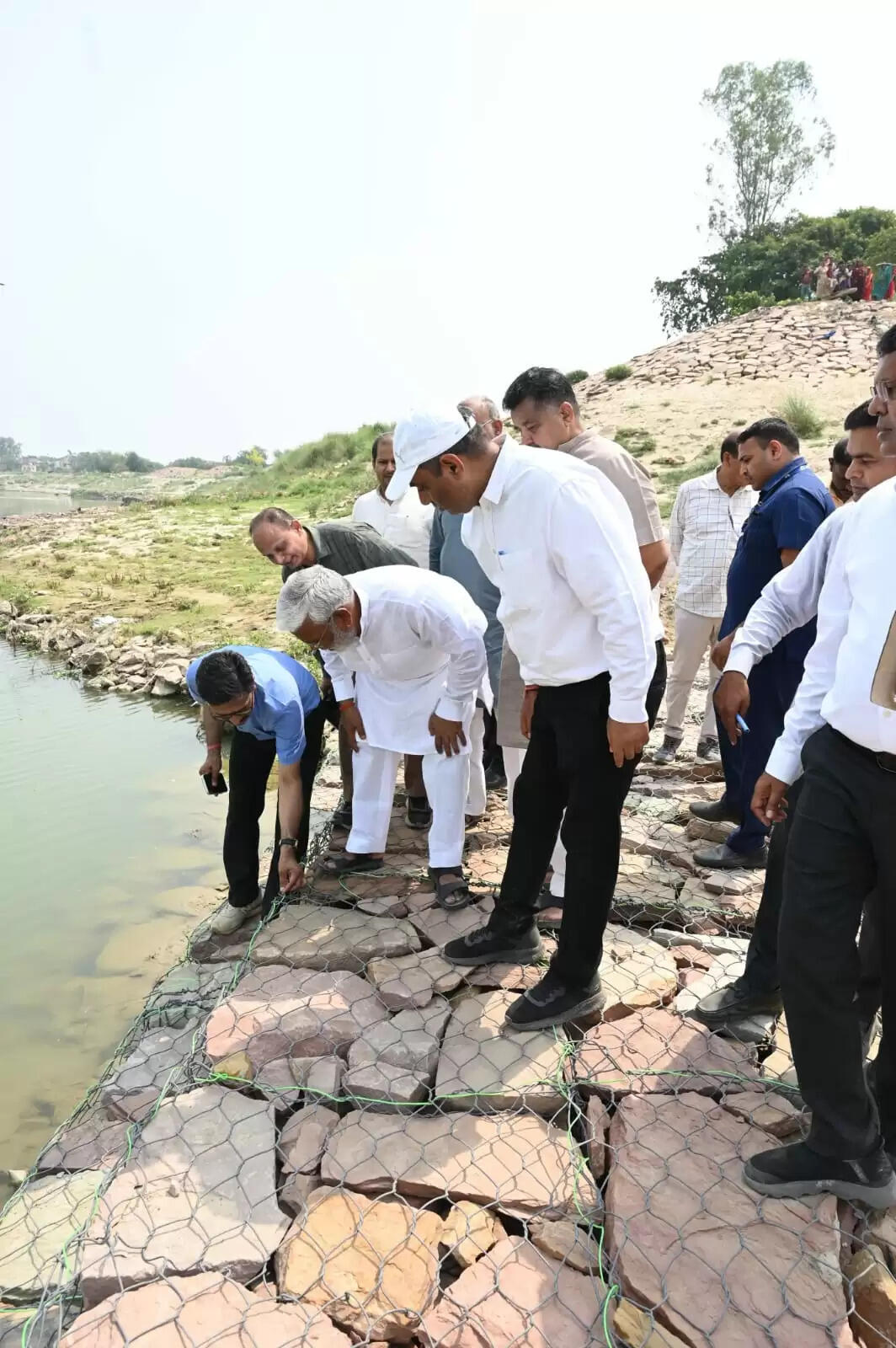 जलशक्ति मंत्री ने किया बाढ़ सुरक्षात्मक कार्यों का स्थलीय निरीक्षण