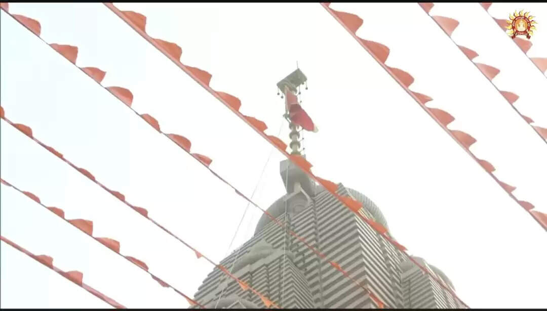 माता अन्नपूर्णा मंदिर के शिखर पर रक्षा मंत्री राजनाथ सिंह, मुख्यमंत्री योगी ने किया ध्वजारोहण