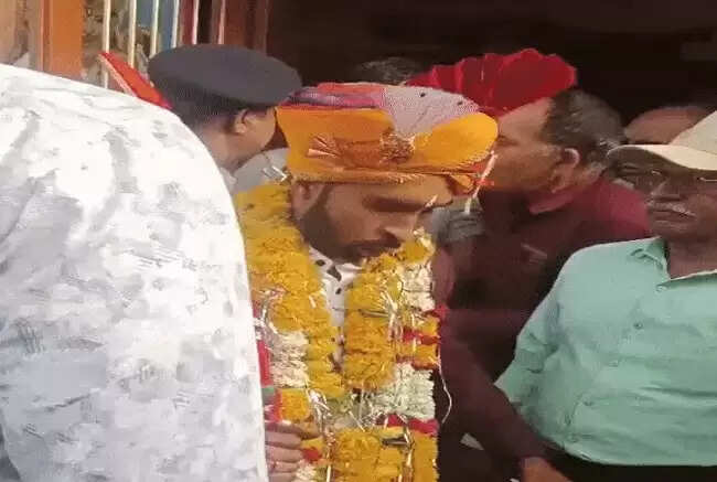 इंदौरः दूल्हे को मंदिर में जाने से रोका, गेट से दर्शन कर बारात लेकर हुआ रवाना