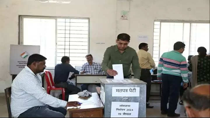 भोपालः पोस्टल बैलेट से मतदान के लिये स्थापित फेसिलिटेशन सेंटर पर मतदान प्रारंभ