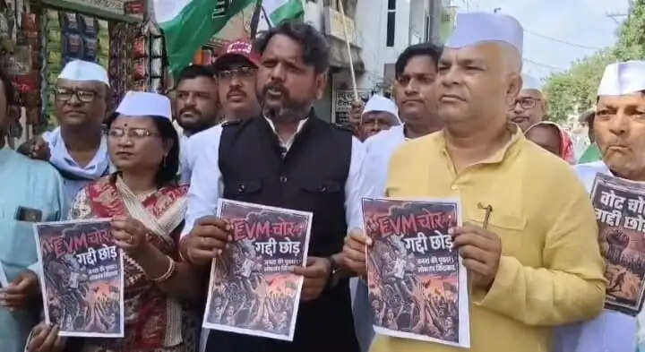 अनूपपुर: ईवीएम चोरी पर कांग्रेस हुई आक्रामक, प्रदर्शन कर जांच की मांग की