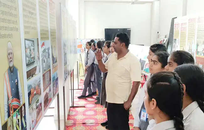 सोनीपत: प्रदर्शनी में मोदी के जीवन सफर से रूबरू हुए स्कूली विद्यार्थी