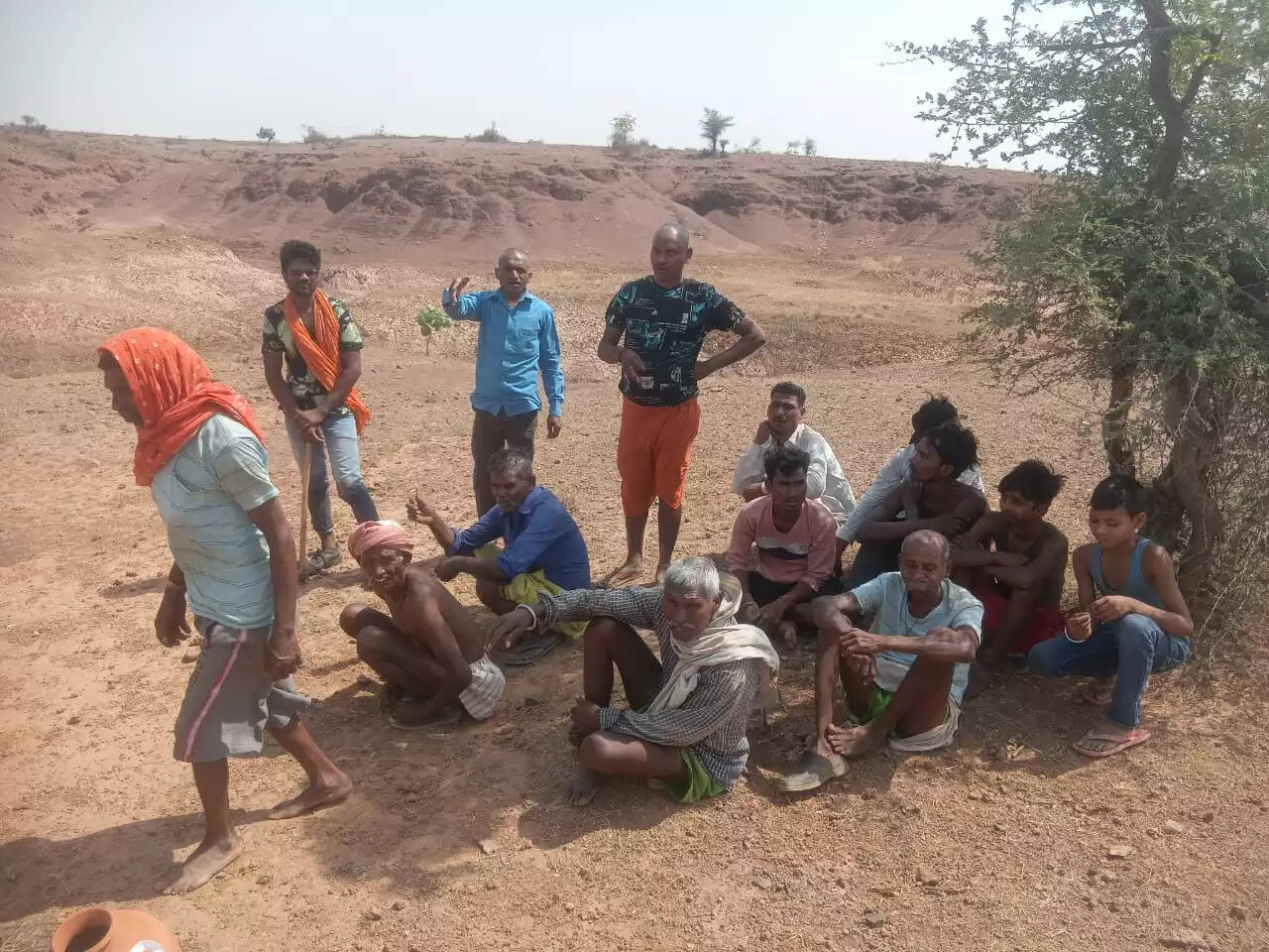 संदिग्ध परिस्थिति में युवक का गड्ढे में मिला शव