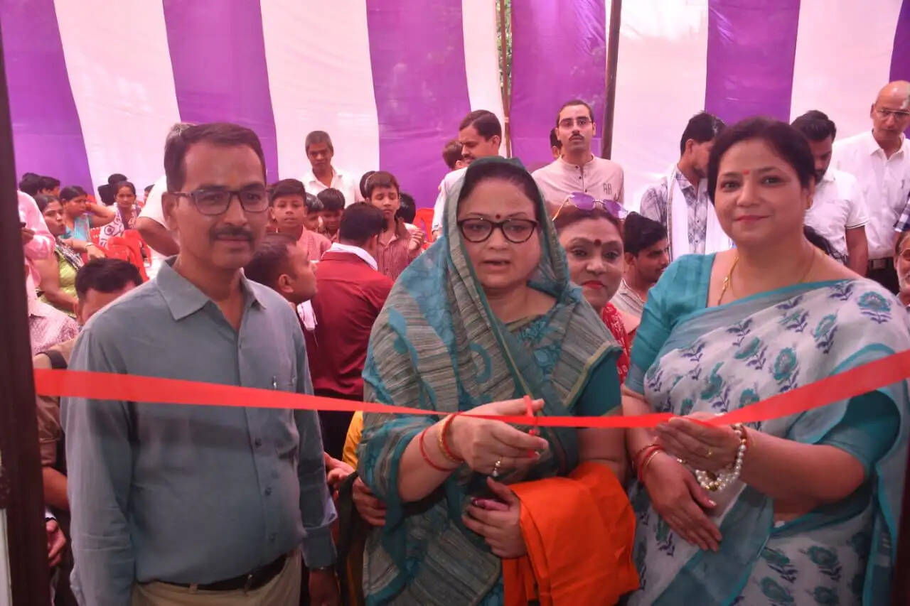 विद्यालय में हुए विकास कार्यों का दिवंगत भाजपा पार्षद की पत्नी ने किया उद्घाटन