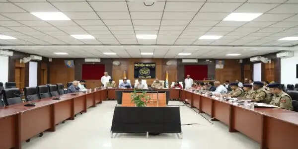 अमेठी : मंडलायुक्त व डीआईजी ने बैठक कर दिए सुरक्षा के निर्देश।