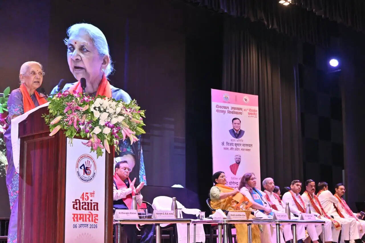 गोरखपुर विश्वविद्यालय के दीक्षांत समारोह में 85 मेधावियों को मिले 172 पदक, राज्यपाल ने कहा—डिग्री पहचान दिलाती है, चरित्र सम्मान'