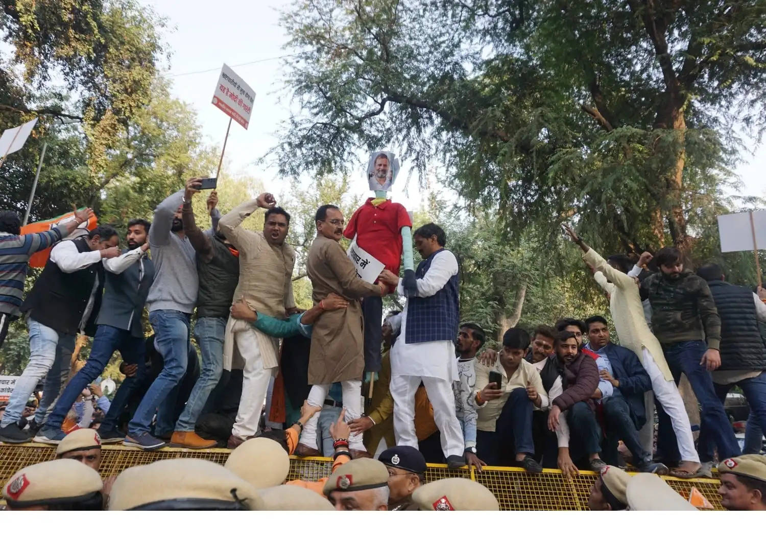 कांग्रेस का कैश कांड: भाजपा ने किया कांग्रेस मुख्यालय पर धरना-प्रदर्शन