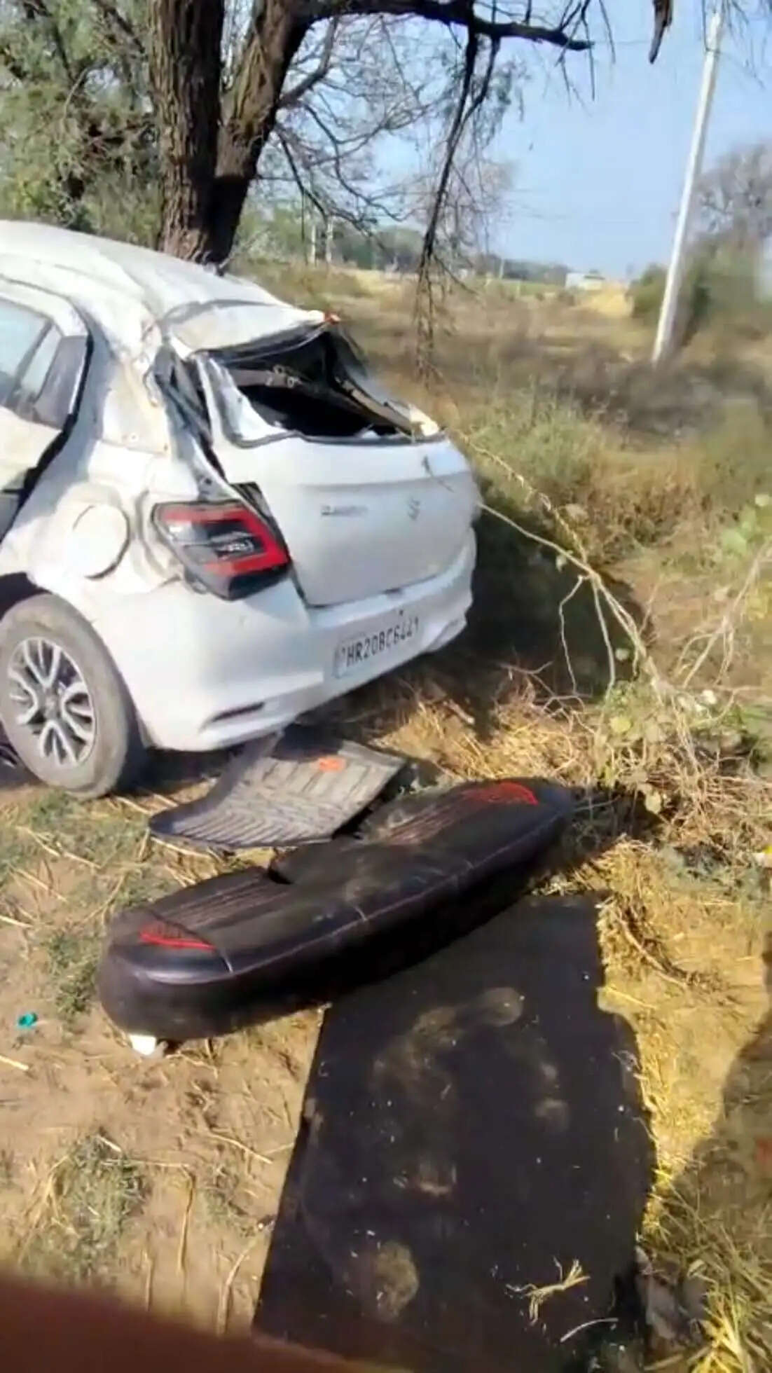 हिसार : कार व बाइक की टक्कर, कार सवार दो युवकों की मौत, दो अन्य घायल