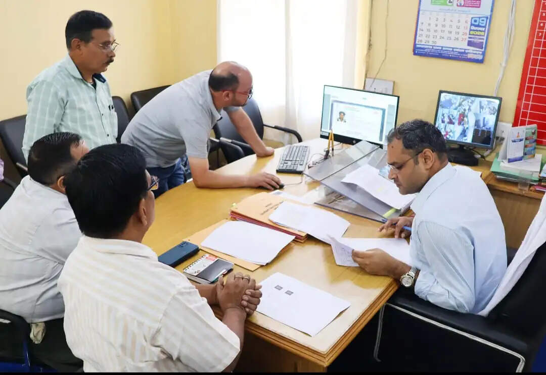मतदाता सूची मे नाम जोड़ने व विलोपन के आवेदनों की जिलाधिकारी ने की सुपर चेकिंग