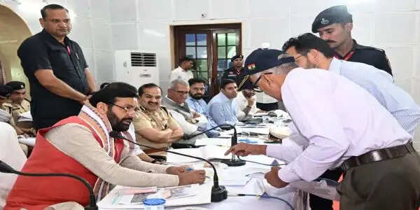 गुरुग्राम: सीएम ने दौलताबाद गांव में बिल्डराें की बनाई अवैध दीवार गिराने के दिए आदेश