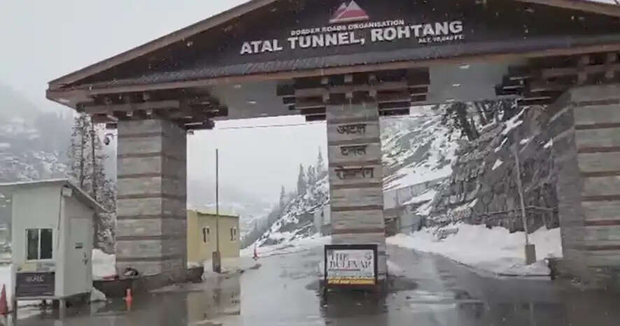 हिमाचल में बारिश-बर्फबारी से फिर लौटी ठंड, अटल टनल रोहतांग में बर्फबारी