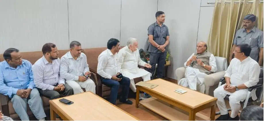 राजनाथ सिंह से विभिन्न प्रतिनिधिमंडलों एवं भाजपा कार्यकर्ताओं ने की शिष्टाचार भेंट